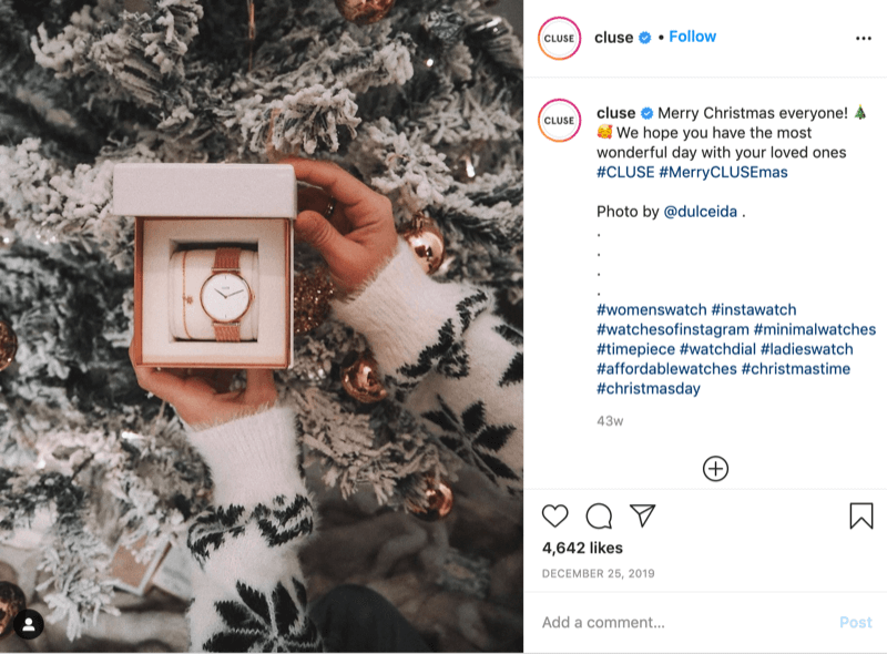 post instagram de @cluse montrant une photo d'un modèle en pull flocon de neige tenant une montre devant un arbre enneigé par @dulceida avec les hashtags #cluse et #meryclusemas