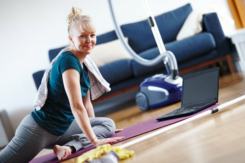 Tout en travaillant à la maison, vous pouvez également rester en forme en faisant de l'exercice.