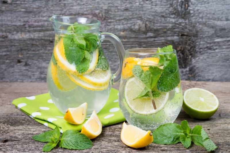 l'eau minérale au citron détend l'estomac