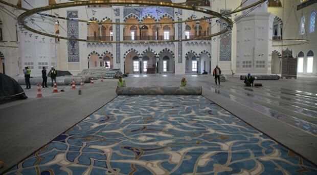 Pose de tapis de la mosquée Çamlıca