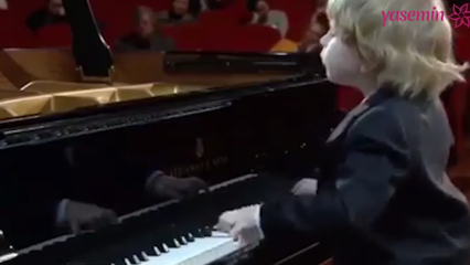 Le moment où le petit pianiste s'évanouit en jouant!