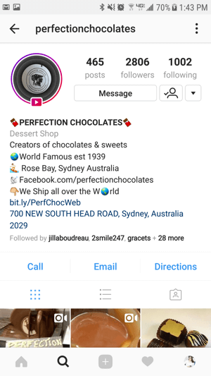 Un cercle de couleur et une icône de lecture apparaissent autour de la photo de profil d'un compte Instagram qui a téléchargé une vidéo en direct pour la relecture.
