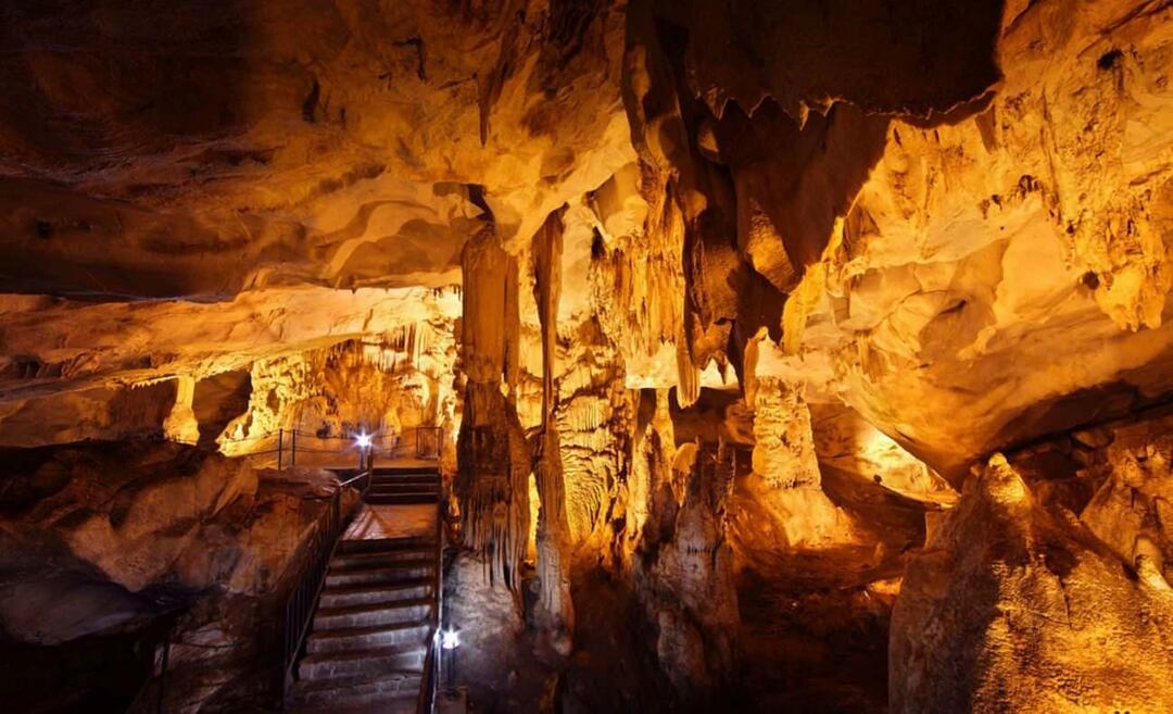 Scènes de la grotte de Dupnisa