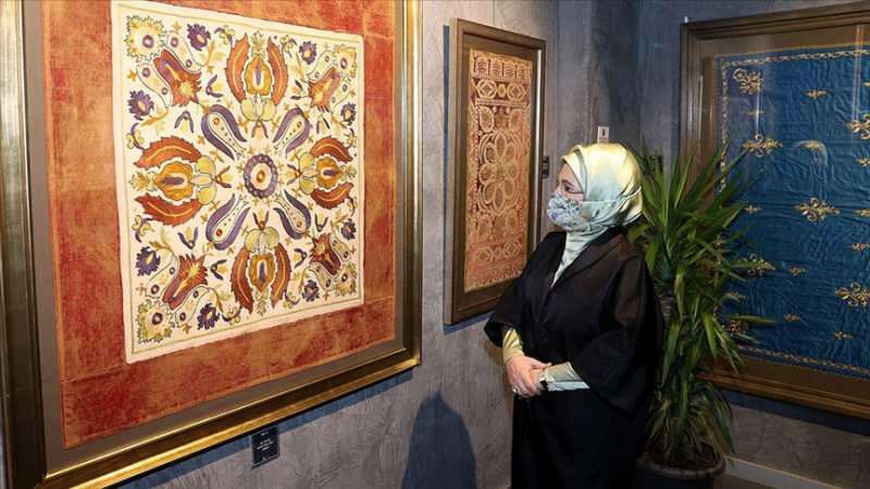 La Première Dame Erdoğan a visité l'exposition "Le point touchant le cœur"!