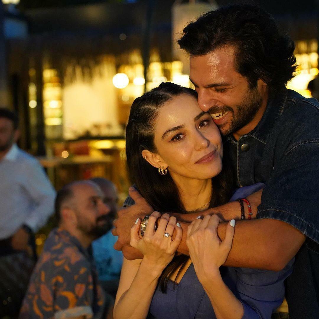Le cadeau de mariage d'Özge Gürel et Serkan Çayoğlu offert par leurs fans les a fait sourire