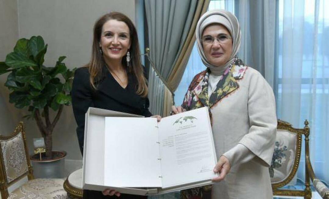 Remerciements d'Emine Erdogan à Regina de Dominicis, représentante de l'UNICEF en Turquie