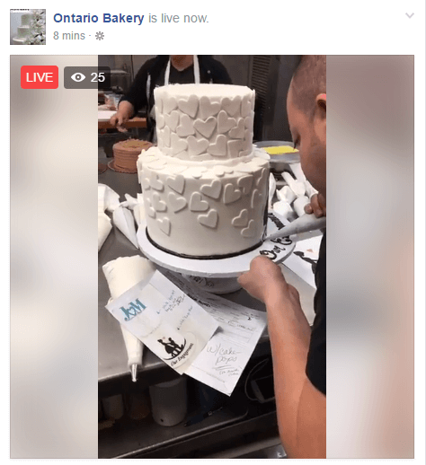 Cette diffusion en direct permet aux téléspectateurs de voir comment la boulangerie décore les gâteaux de mariage.