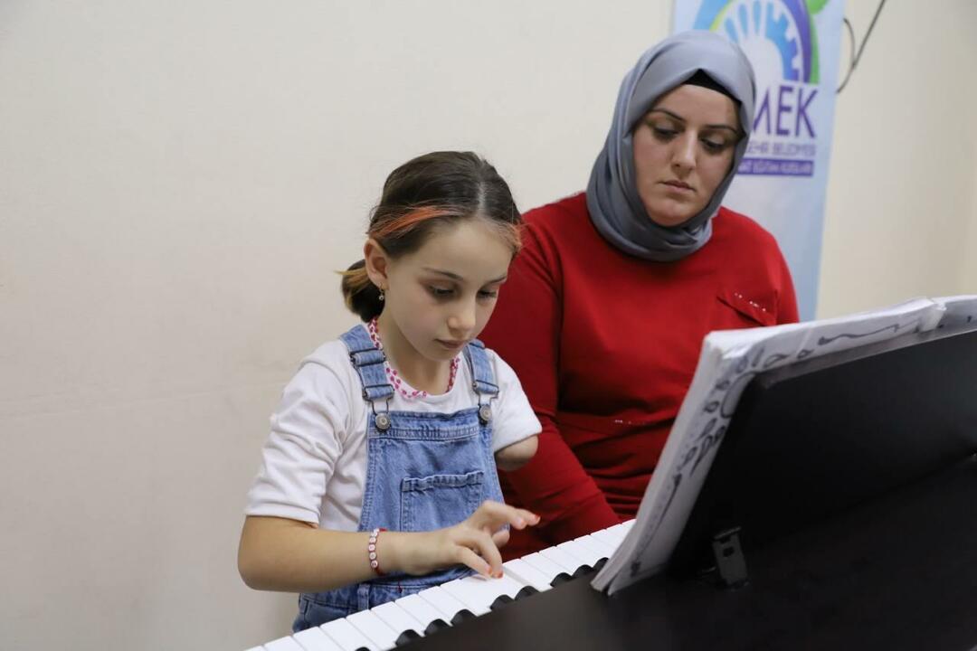 Zeynep, qui n'est pas née avec un bras gauche, est soutenue par sa mère.