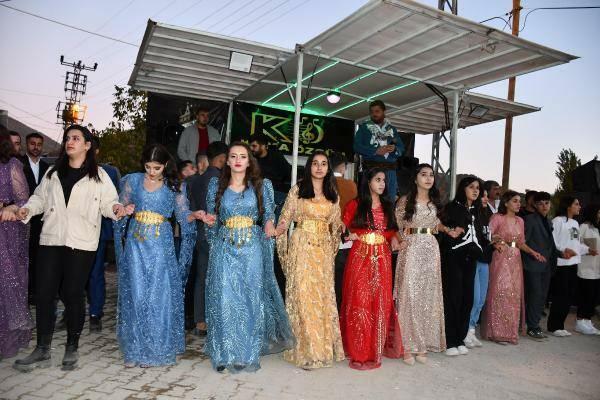 Des kilos d'or ont été suspendus lors du mariage tribal à Şırnak