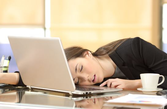 les attaques soudaines de sommeil dans l'environnement de travail peuvent provoquer une maladie du sommeil excessive