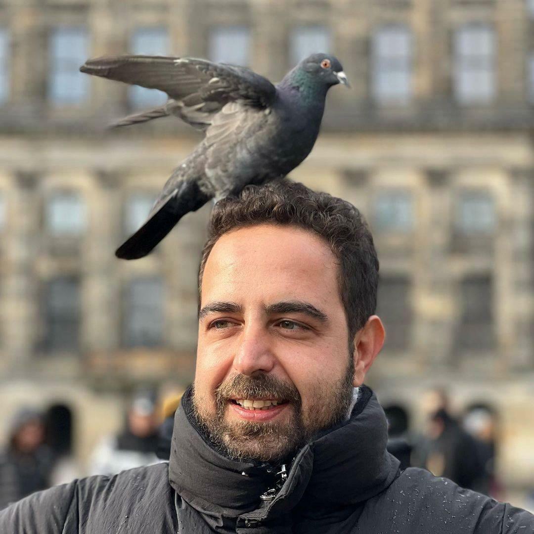 Un oiseau porte-bonheur s'est posé sur la tête de Gökhan Çınar! Quand tu vas en Europe...