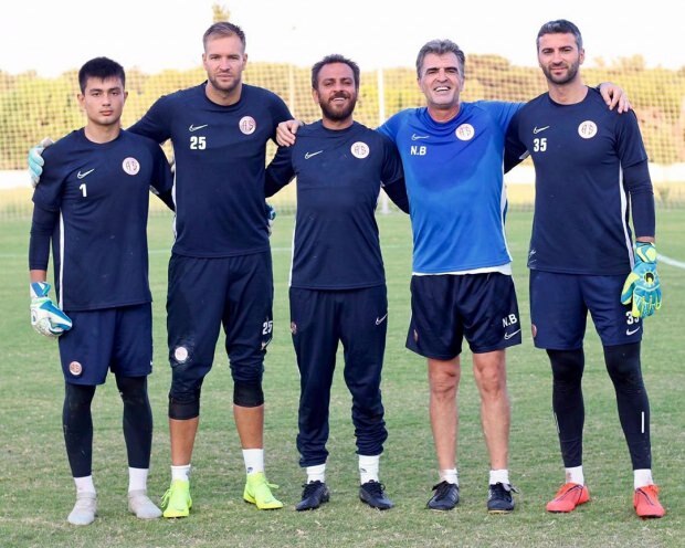 Erkan Kolçak Köstendil s'entraîne avec des joueurs de football d'Antalyaspor