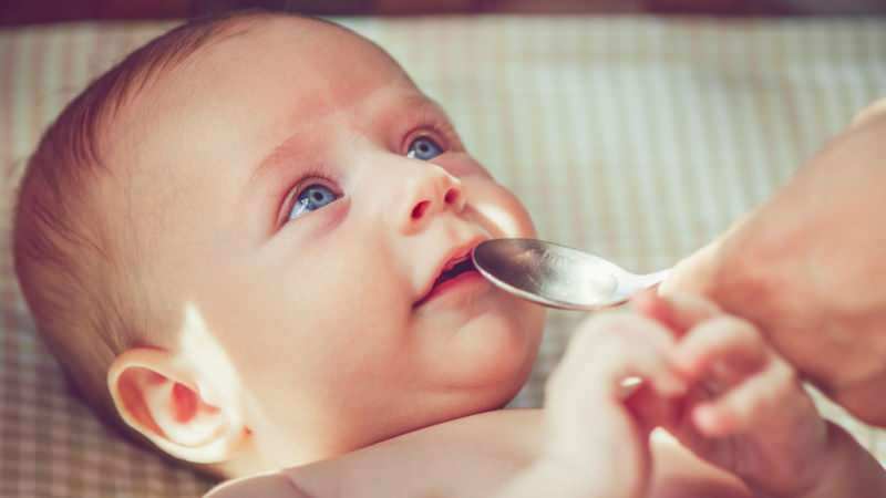 Quand les bébés reçoivent-ils de l'eau? Un bébé nourri au lait maternisé peut-il recevoir de l'eau pendant la transition vers une alimentation complémentaire?