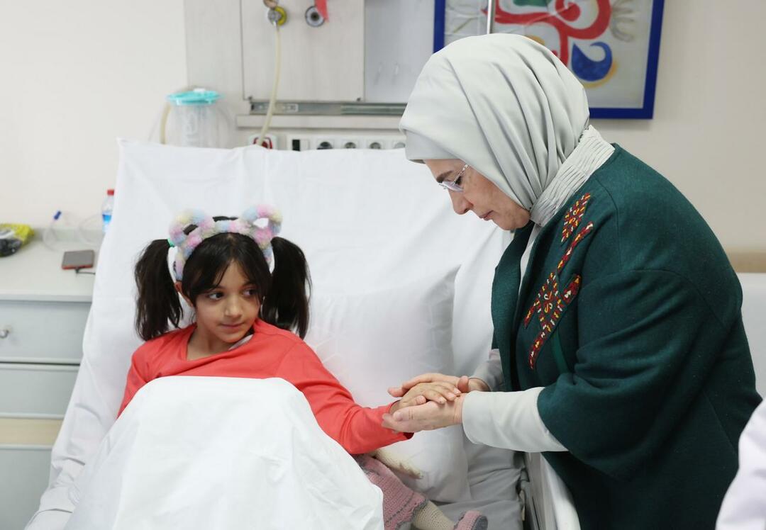 Emine Erdoğan a rendu visite aux victimes de la catastrophe