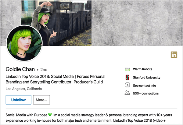 Voici une capture d'écran du profil LinkedIn de Goldie Chan. C’est une femme asiatique aux cheveux verts. Sur sa photo de profil, elle porte du maquillage, un collier ras du cou noir et une chemise noire. Son slogan dit «LinkedIn Top Voice 2018: Social Media | Forbes Personal Branding and Storytelling Contributeur | Guilde des producteurs »