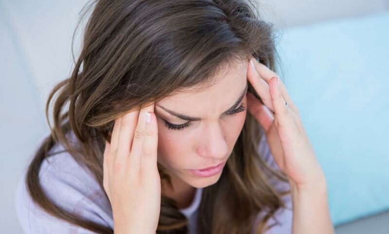 des maux de tête peuvent être observés pour de nombreuses raisons