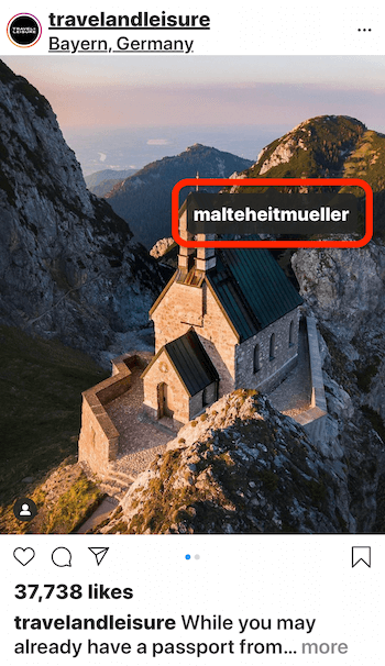 post instagram de @travelandleisure montrant une photo d'une maison en bord de montagne avec vue sur le marquage de l'eau @malteheitmueller dans l'image