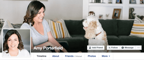 Amy Porterfield utilise des images décontractées pour son profil Facebook personnel qui fonctionnerait toujours dans des contextes commerciaux.