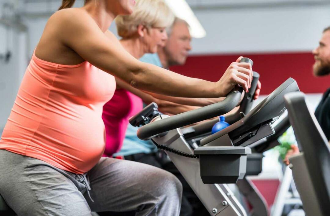femme enceinte faisant de l'exercice