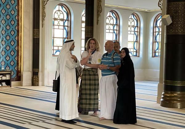 Les touristes au Qatar rencontrent les beautés de l'islam