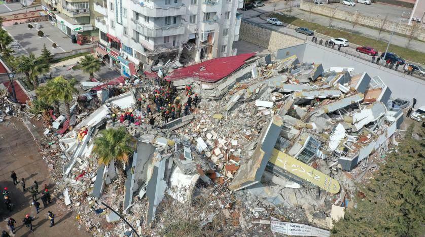 Des salutations ont été lues pour ceux qui sont morts dans le tremblement de terre
