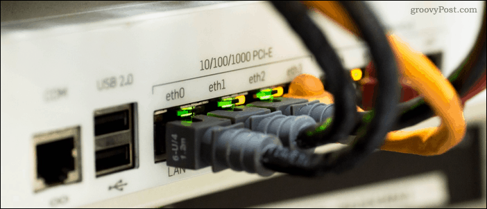 Câbles Ethernet branchés sur un commutateur réseau