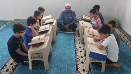 L'imam malvoyant Necmettin enseigne le Coran aux enfants!