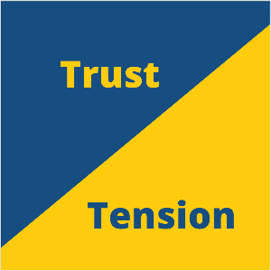 Ceci est une illustration carrée du concept marketing de Seth Godin de confiance et de tension. Le carré est un triangle bleu en haut à gauche et un triangle jaune en bas à droite. Dans le triangle bleu, le texte jaune indique Confiance. Dans le triangle jaune, le texte bleu indique Tension.
