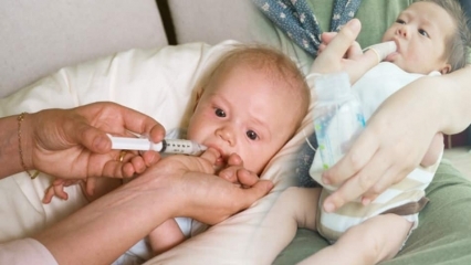 Quelle est la méthode d'alimentation au doigt? Comment nourrir un bébé avec une seringue?