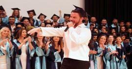 Vent Sinan Akçıl dans la mer Egée! Le célèbre chanteur a partagé la joie des nouveaux diplômés
