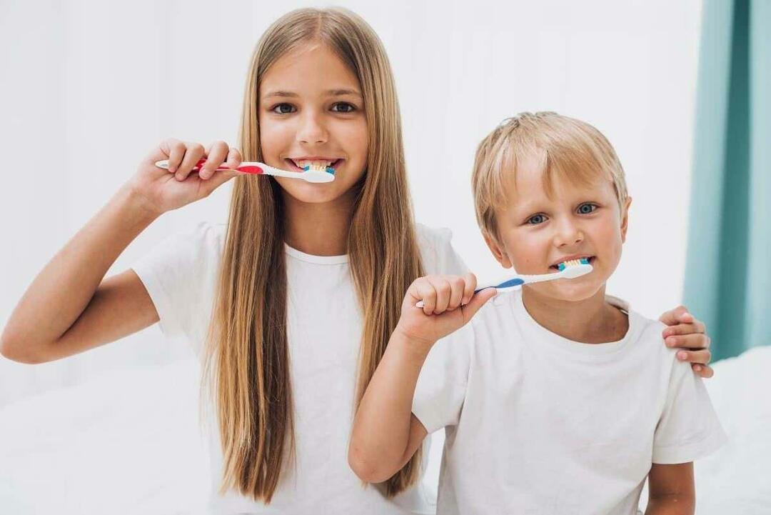 Choisir la bonne brosse à dents et la bonne pâte 