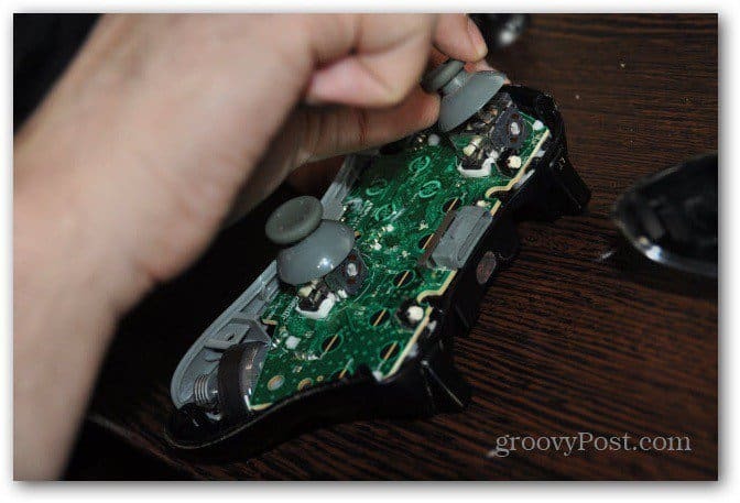 Changer les manettes analogiques de la manette Xbox 360 enlever les vieux bâtons