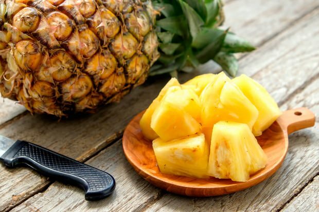 Quels sont les avantages de l'ananas et du jus d'ananas? Si vous buvez un verre régulier de jus d'ananas?