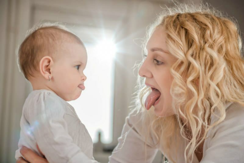 Pourquoi le langage se lie-t-il aux nourrissons? Les symptômes de la liaison de la langue chez les nourrissons