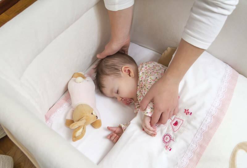 Méthodes de dépôt pour les nouveau-nés! Faut-il coucher les bébés sur le côté?