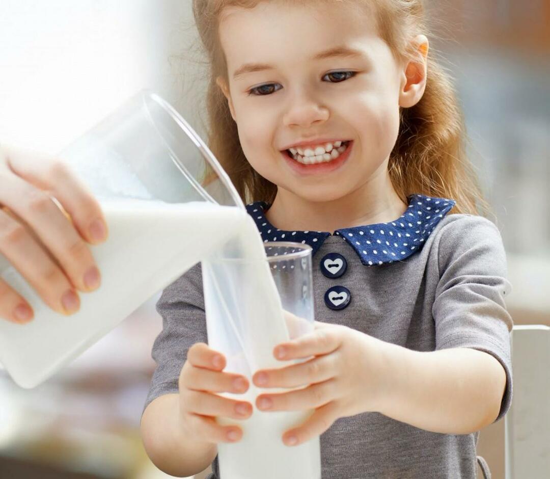 enfant qui boit du lait
