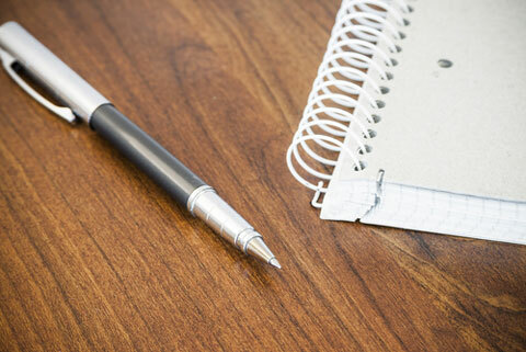 Shutterstock 213614002 stylo et cahier enroulé