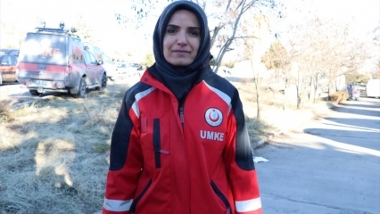 À qui Emine Kuştepe parle-t-elle avec Azize lors du tremblement de terre?