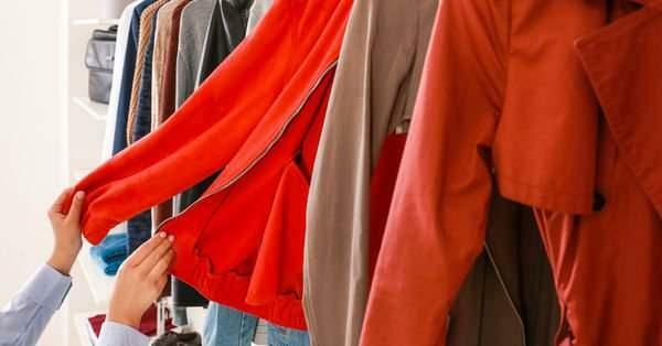 La maladie peut-elle se transmettre par les vêtements essayés en magasin ?