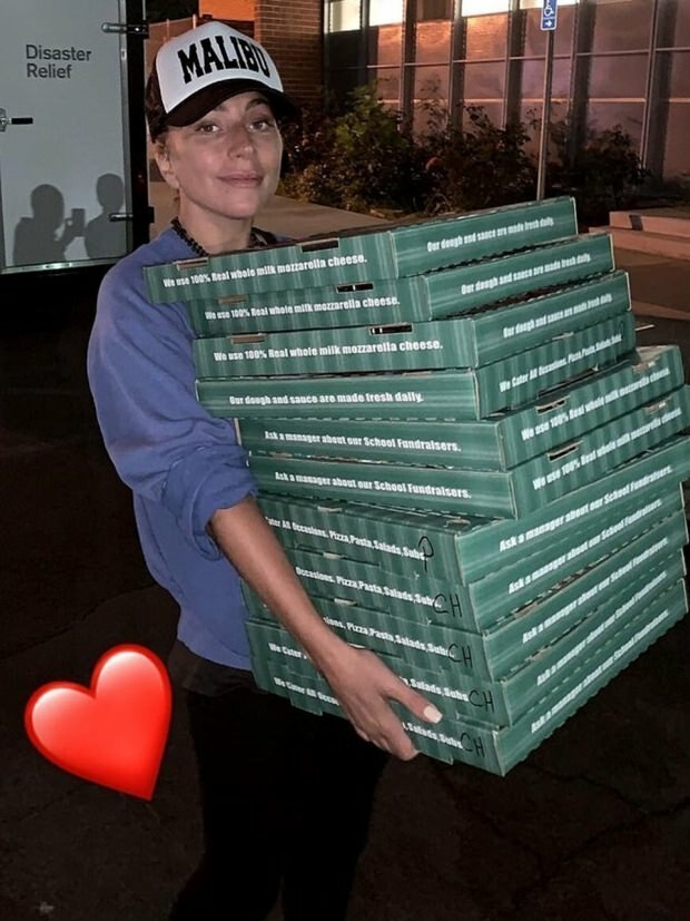 La célèbre Lady Gaga devient distributeur de pizza