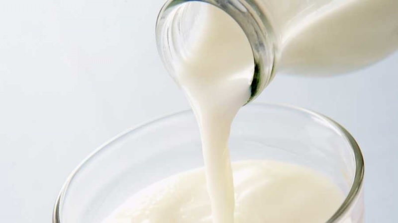 Comment éviter les éclaboussures lorsque vous versez du lait