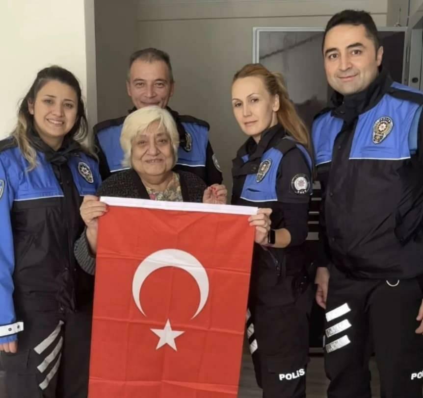 Surprise de Nazan Çim et des équipes de police