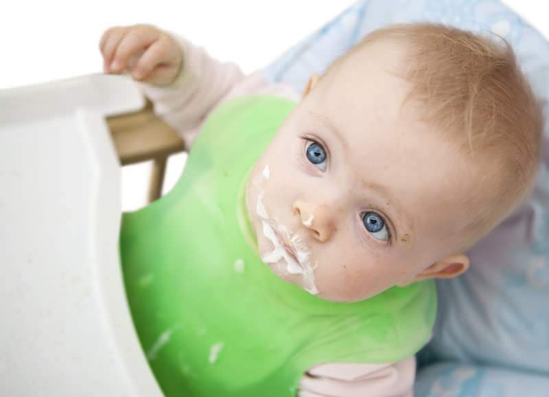 Qu'est-ce que le vomissement de l'étranglement chez les nourrissons?