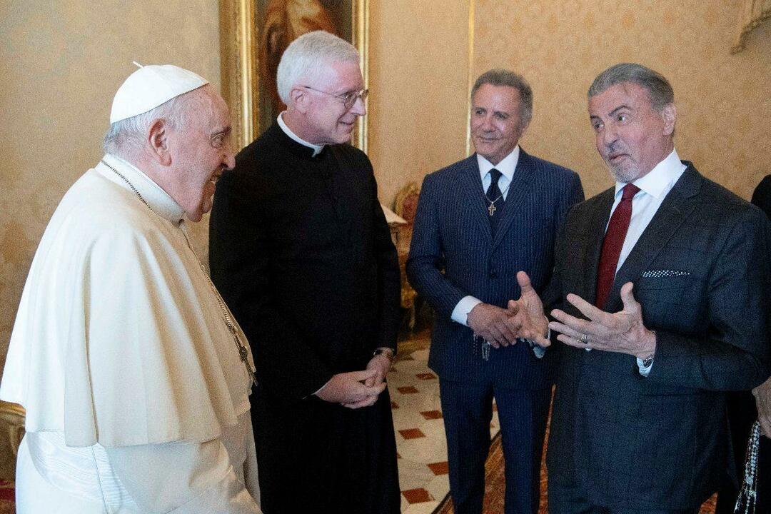 Sylvester Stallone a rendu visite au pape François avec sa famille