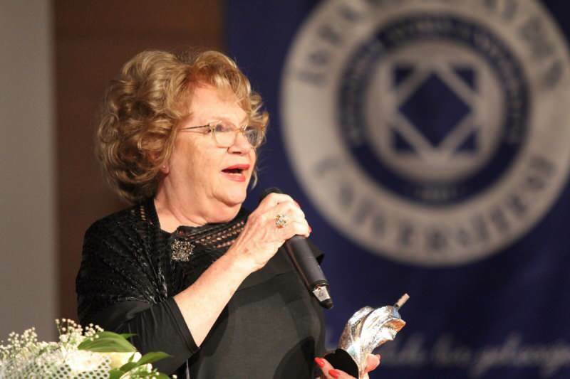 Le `` Sakıp Sabancı Lifetime Achievement Award '' a été décerné à Nevra Serezli