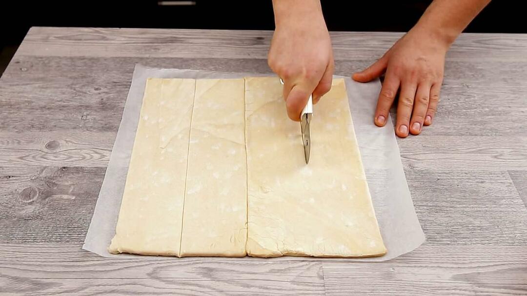 Couper la pâte feuilletée dans le sens de la longueur