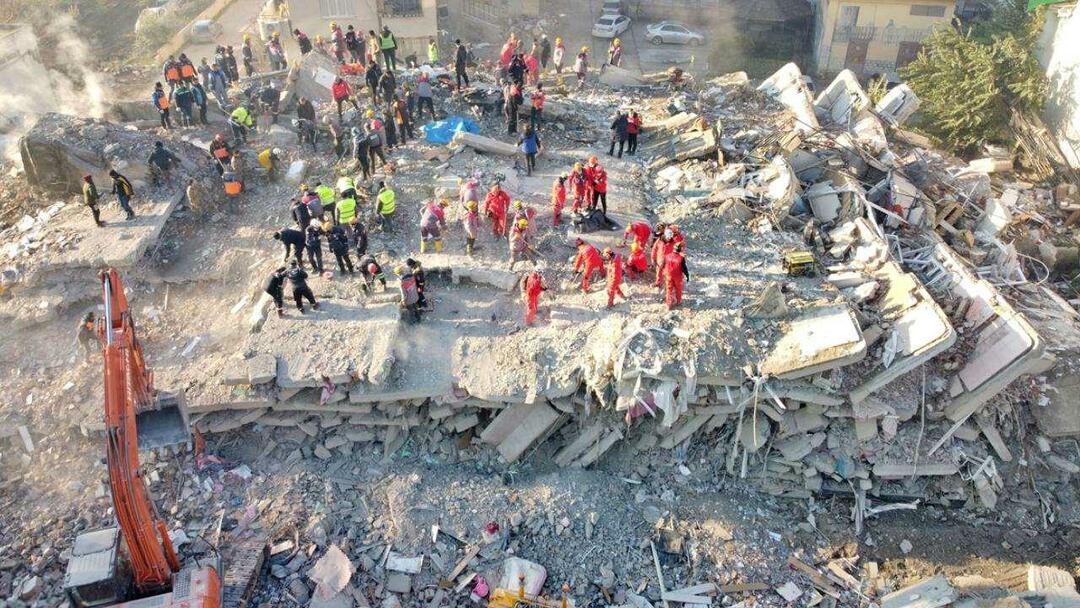 Hakkı Kara, qui s'est rendu dans la zone du tremblement de terre avec le soutien d'Oktay Kaynarca, a porté un toast et l'a distribué !