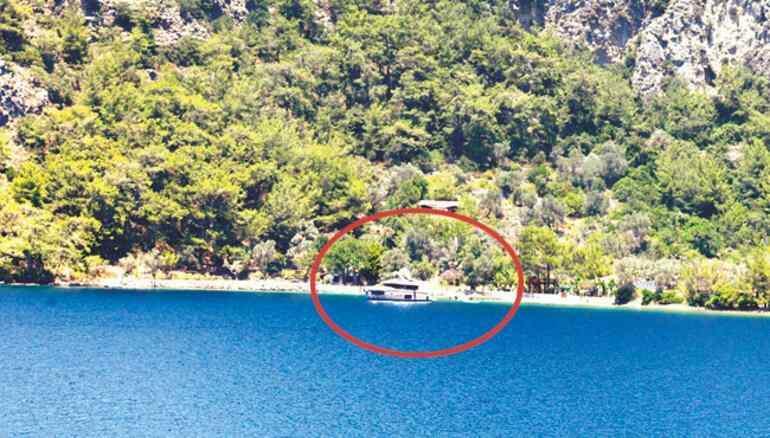 Şahan Gökbakar a acheté une maison dans une baie déserte! Il a été dérangé par les bateaux d'excursion...