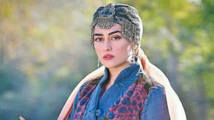 Esra Bilgiç, qui joue Halime Sultan, la favorite de Diriliş Ertuğrul, est devenue le visage de la publicité au Pakistan