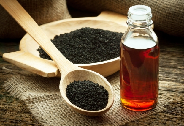 L'huile de graine noire réduit les cellules nocives à la surface de la peau. 